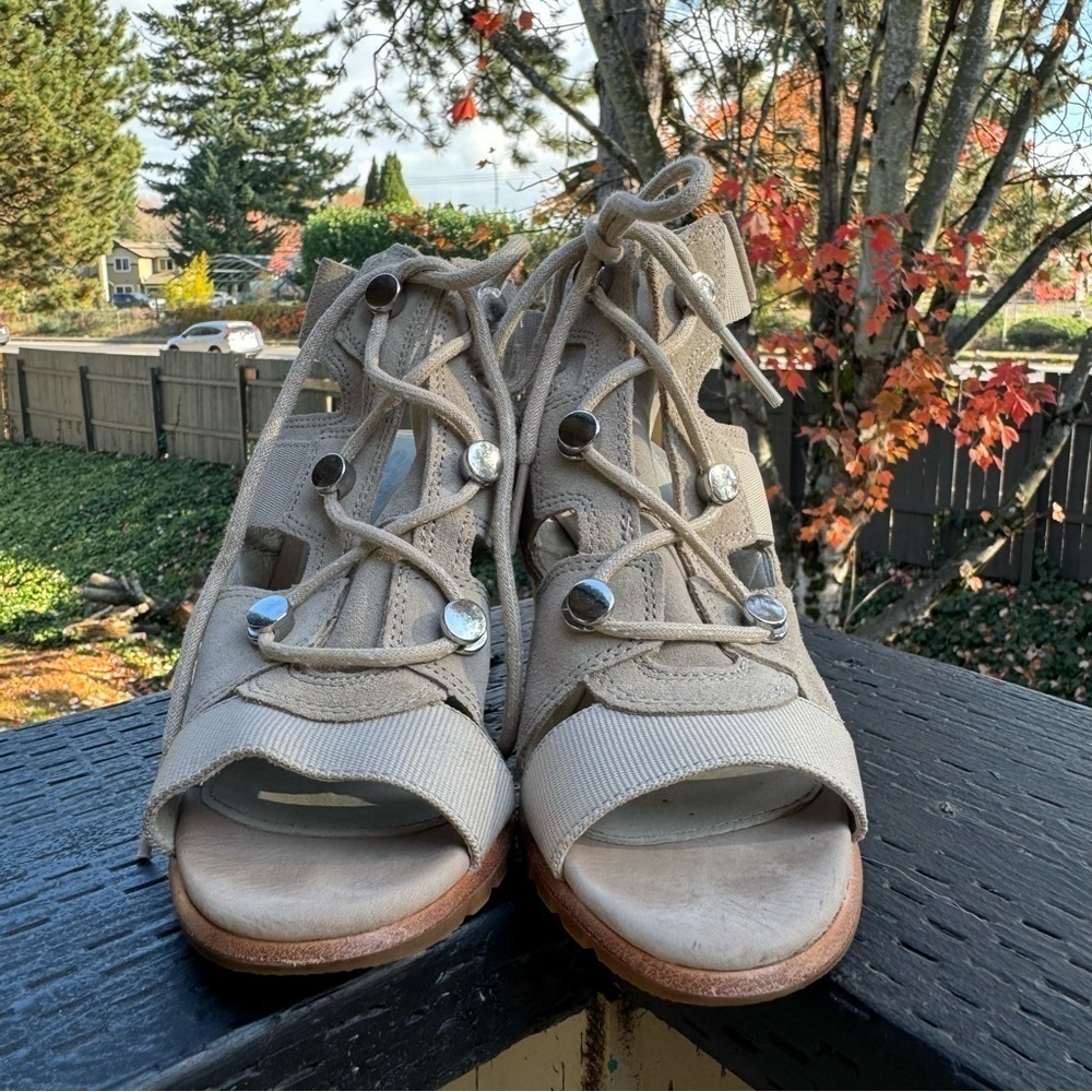 Sorel Women’s Nadia Lace Heeled Sandal in Ancient Fossil Size 7 - Picture 2 of 9
